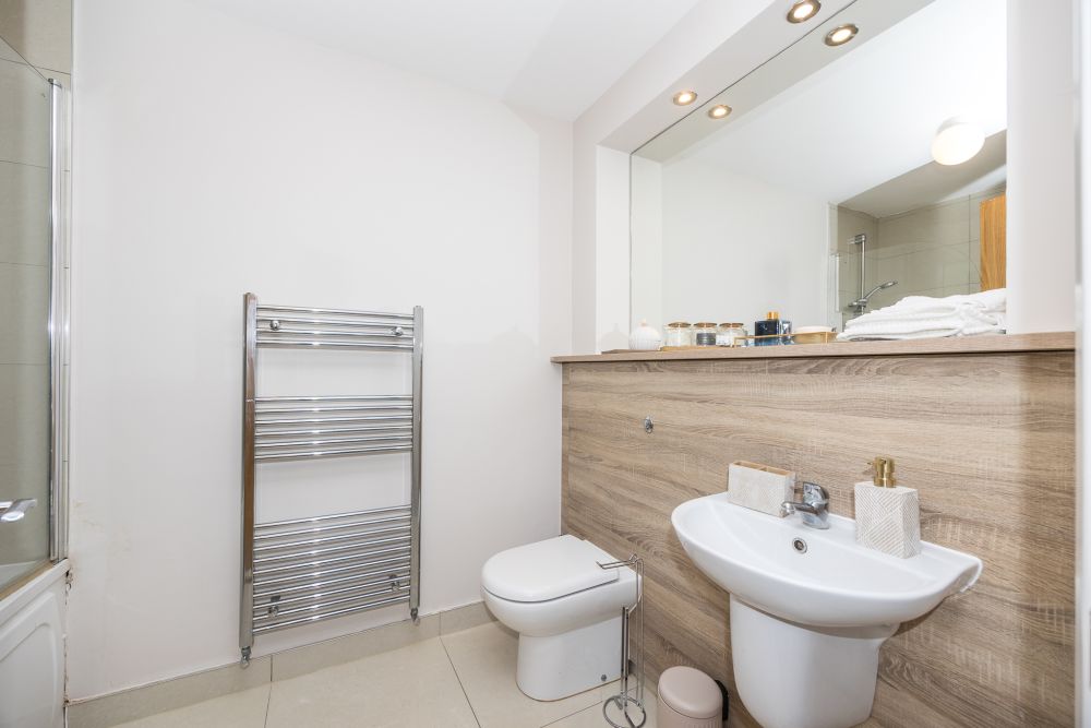 Main bathroom, Stylish And Modern 2 Bedroom Apt