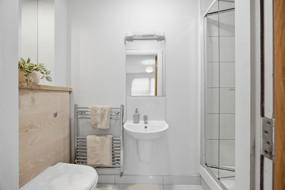 Ensuite bathroom, Luxury Two Bedroom Apartment In Ashbourne