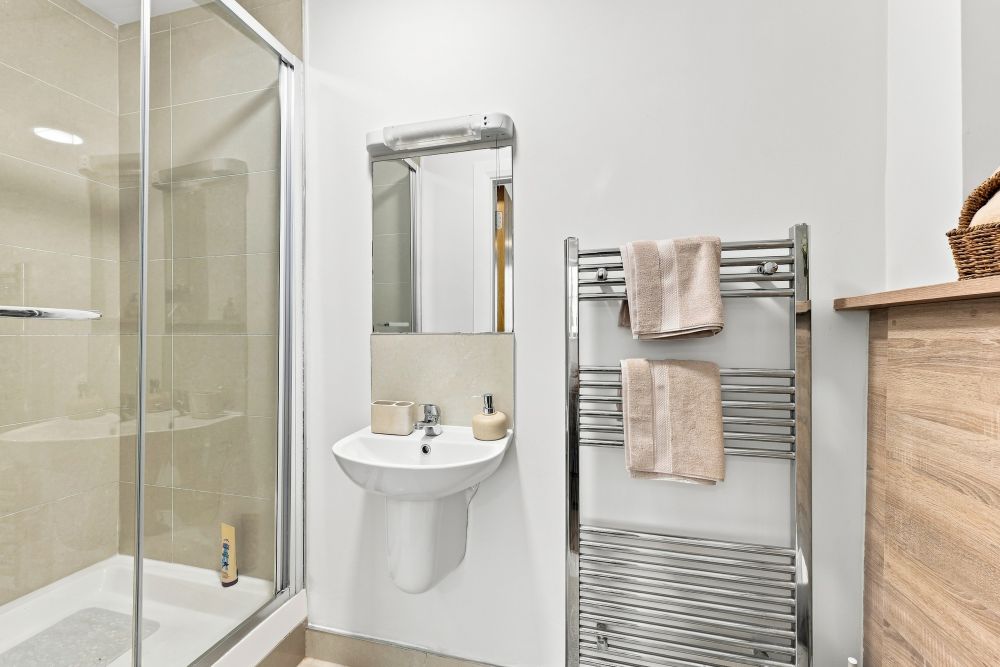 Ensuite bathroom, Newly Decorated 2 Bed Apartment In Ashbourne