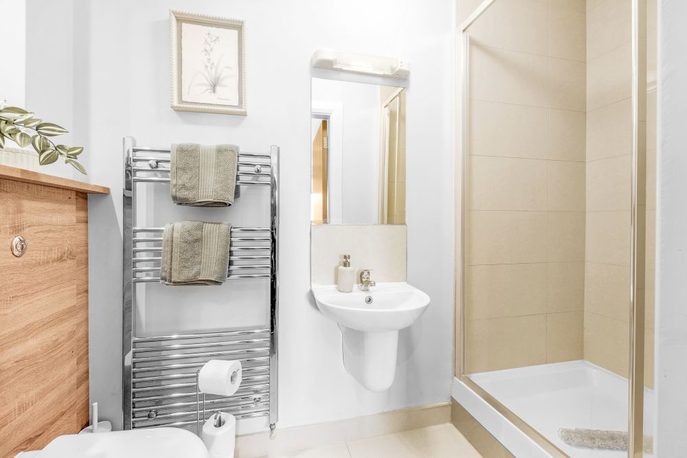 Ensuite bathroom, Lovely 2 Bedroom Apartment In Ashbourne