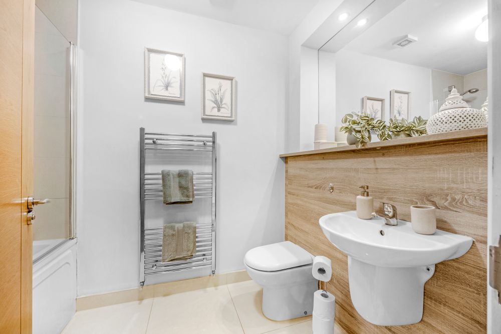 Main bathroom, Lovely 2 Bedroom Apartment In Ashbourne