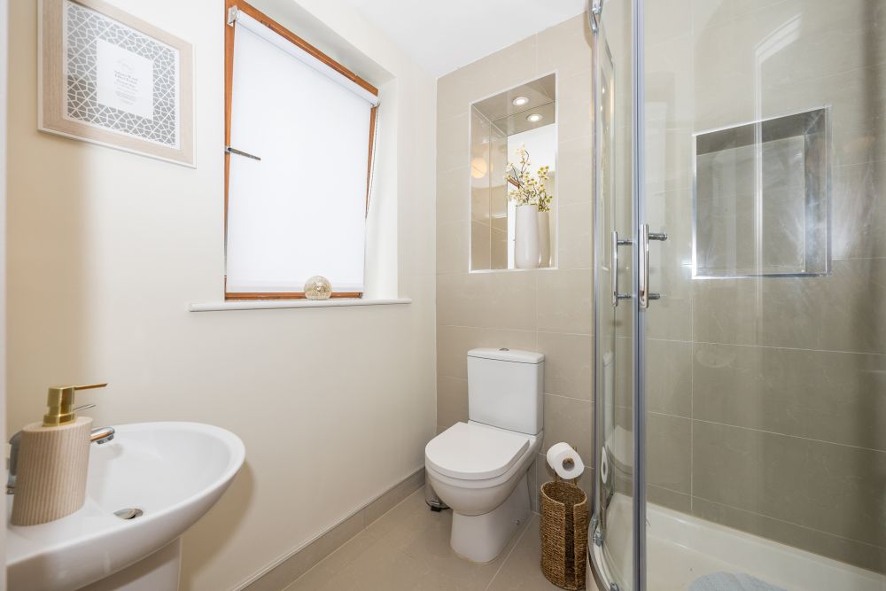 Ensuite bathroom, Elegant Two Bedroom Apartment On Ground Floor