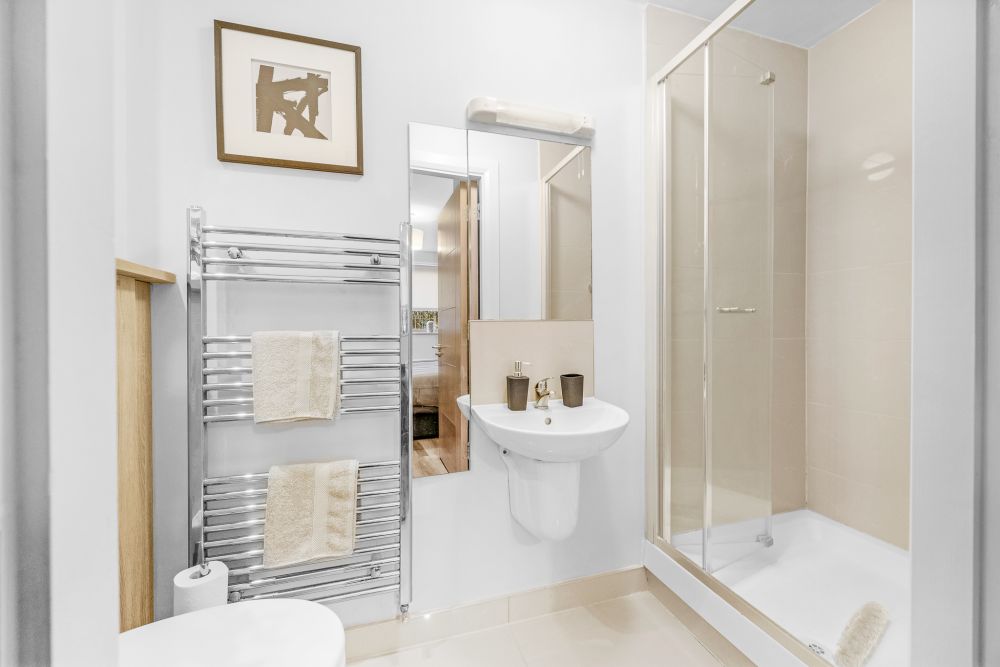 Ensuite bathroom, Cosy 2 Bedroom Apartment On Ground Floor