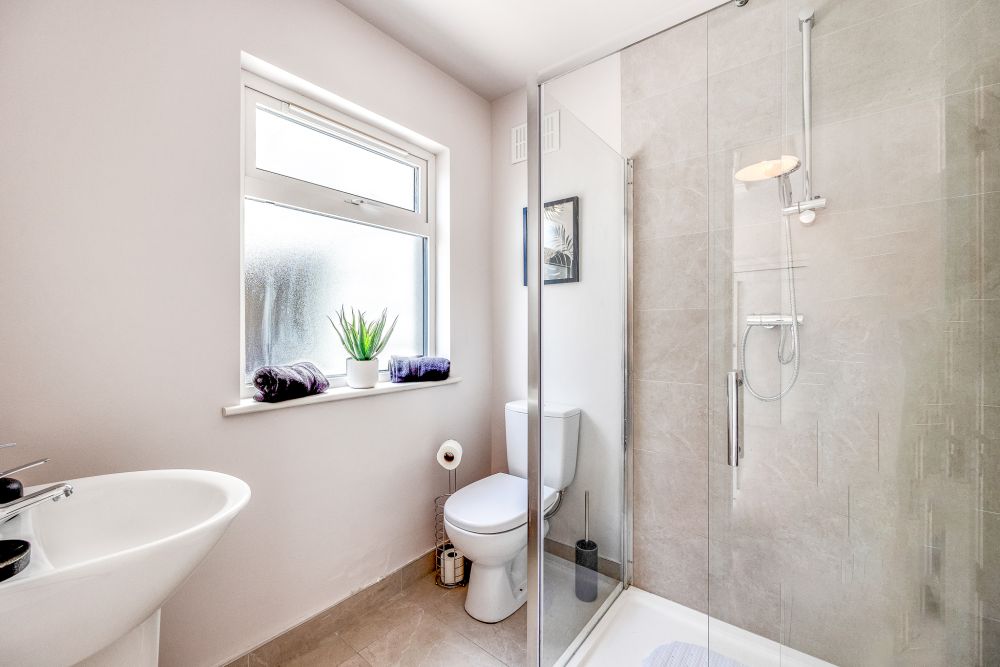 Main bathroom, Quaint 3 Bedroom Cottage