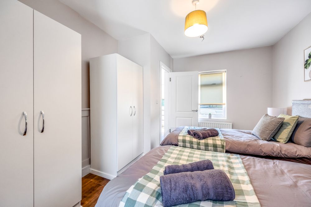 Main bedroom, Quaint 3 Bedroom Cottage