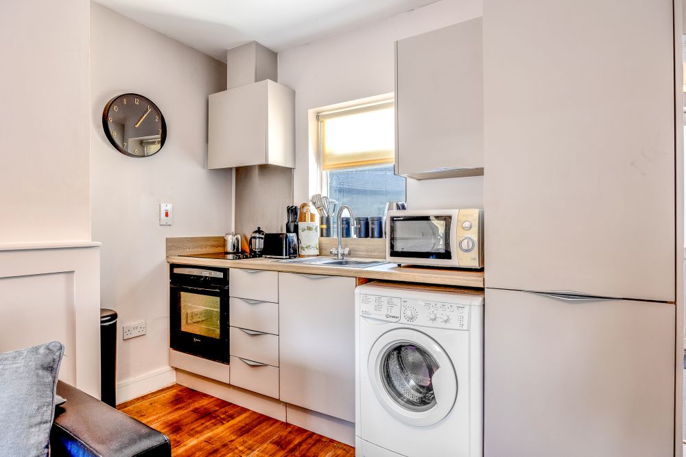 Kitchen, Quaint 3 Bedroom Cottage